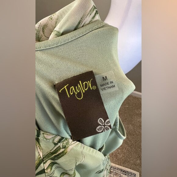 New TAYLOR Medium Floral-Print Smocked Pleated Dress - Picture 16 of 16